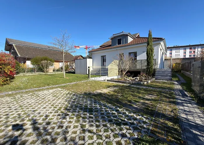 House For 4 People With A Garden Near Lake Geneva & Downtown